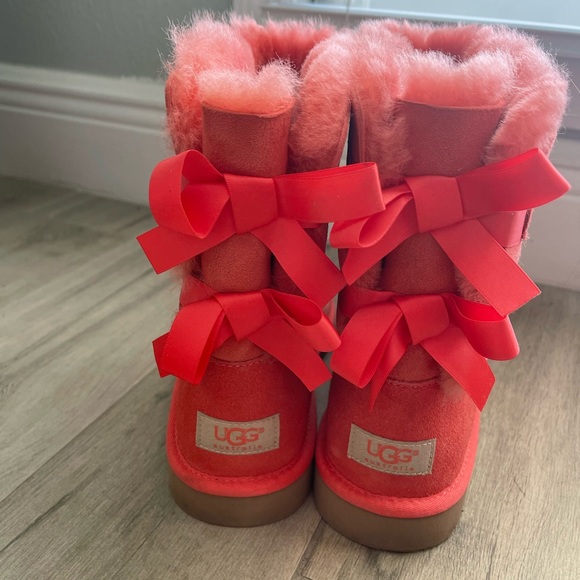 New UGG Bailey Bow 3280Y Coral Suede Size 6 Youth (Fits Women Sz 8) Winter Shoes - Picture 1 of 4